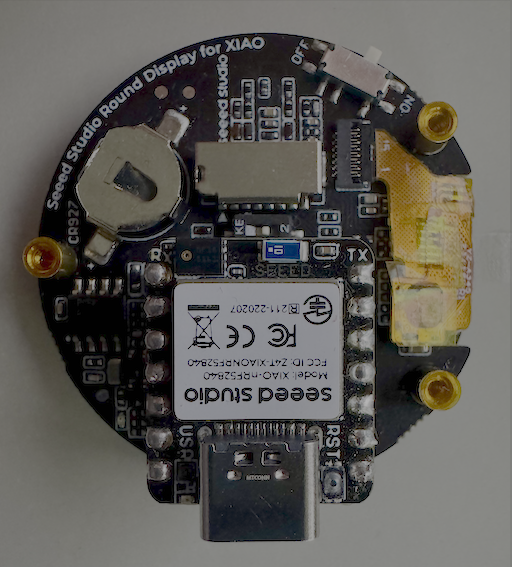 Three threads at the back of Seeed Studio Round Display allow to attach it to a support.